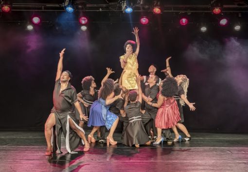 Musical que homenageia Elza Soares promove sessão especial para mulheres em vulnerabilidade em Salvador
