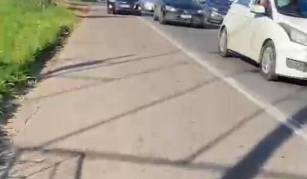 Uso do acostamento como faixa de ultrapassagem coloca ciclistas e pedestres em risco na BA-099