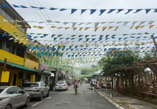  Arembepe entra na disputa: Praça dos Coqueiros recebe telão e Portal Abrantes lança campanha para descobrir onde estará a maior torcida