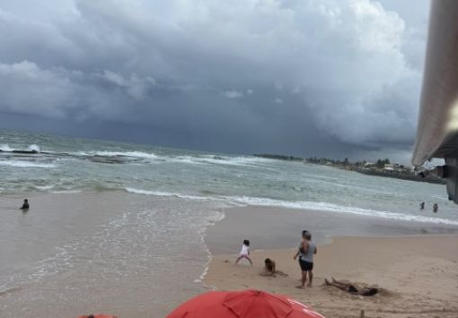 Segunda-feira começa com previsão de chuva e mar agitado no Litoral Norte da Bahia