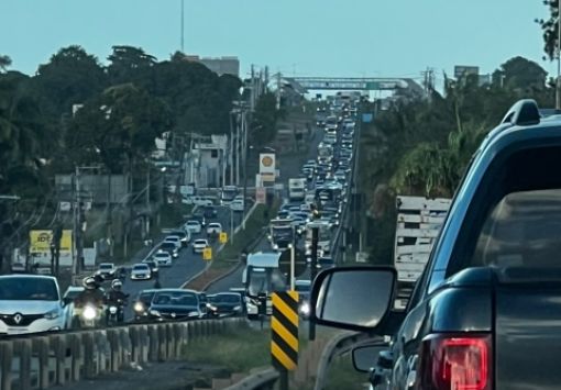 BA-099 pede socorro: congestionamentos diários travam a principal porta de entrada do Litoral Norte