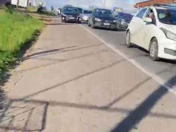Uso do acostamento como faixa de ultrapassagem coloca ciclistas e pedestres em risco na BA-099